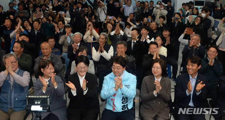 [전주=뉴시스] 김얼 기자 = 진보당 강성희 전주을 국회의원선거 후보가 6일 전북 전주시 완산구에 위치한 선거사무소에서 당선이 확실시되자 지지자들에게 축하를 받고 있다. 2023.04.06. pmkeul@nwsis.com