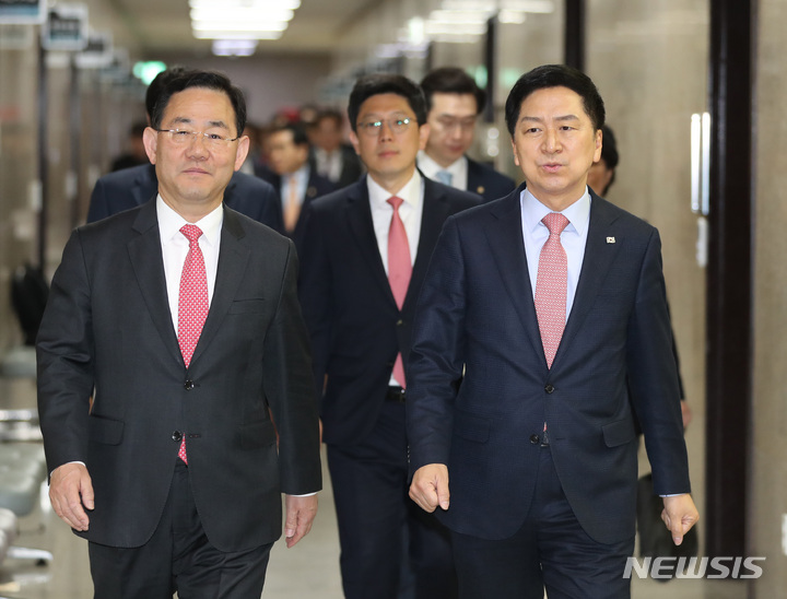 [서울=뉴시스] 전진환 기자 = 민의힘 김기현 대표와 주호영 원내대표가 6일 오전 서울 여의도 국회에서 열린 최고위원회의에서 참석하기 위해 이동하고 있다. 2023.04.05. amin2@newsis.com