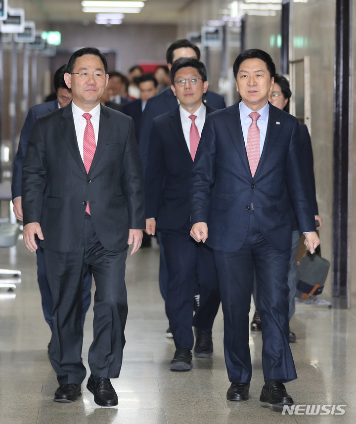 [서울=뉴시스] 전진환 기자 = 국민의힘 김기현 대표와 주호영 원내대표가 6일 오전 서울 여의도 국회에서 열린 최고위원회의에 참석하기 위해 이동하고 있다. 2023.04.05. amin2@newsis.com