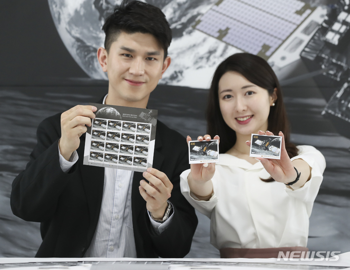 [서울=뉴시스] 김근수 기자 = 6일 오전 서울 중구 서울중앙우체국 우표박물관에서 모델들이 ‘우리나라 최초 달 궤도선 다누리 발사 성공을 기념하는 우표’를 선보이고 있다. 2023.04.06. ks@newsis.com