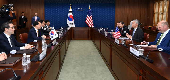 [서울=뉴시스] 김명원 기자 = 김건 외교부 한반도평화교섭본부장과 성김 미국 국무부 대북특별대표가 6일 오전 서울 종로구 외교부 청사에서 열린 한미 북핵수석대표협의에서 북한 도발 대응 방안을 논의하고 있다. (공동취재사진) 2023.04.06. photo@newsis.com