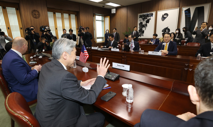 [서울=뉴시스] 김명원 기자 = 김건 외교부 한반도평화교섭본부장과 성 김 미 국무부 대북특별대표가 6일 오전 서울 종로구 외교부에서 열린 한미 북핵수석대표협의를 하고 있다. (공동취재사진) 2023.04.06. photo@newsis.com