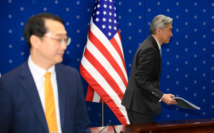 [서울=뉴시스] 김명원 기자 = 성 김 미국 국무부 대북특별대표와 김건 외교부 한반도평화교섭본부장이 6일 서울 종로구 외교부 청사내 양자회의장에서 악수를 한 후 한미 북핵수석대표협의를 위해 자리로 이동하고 있다. (공동취재사진) 2023.04.06. photo@newsis.com