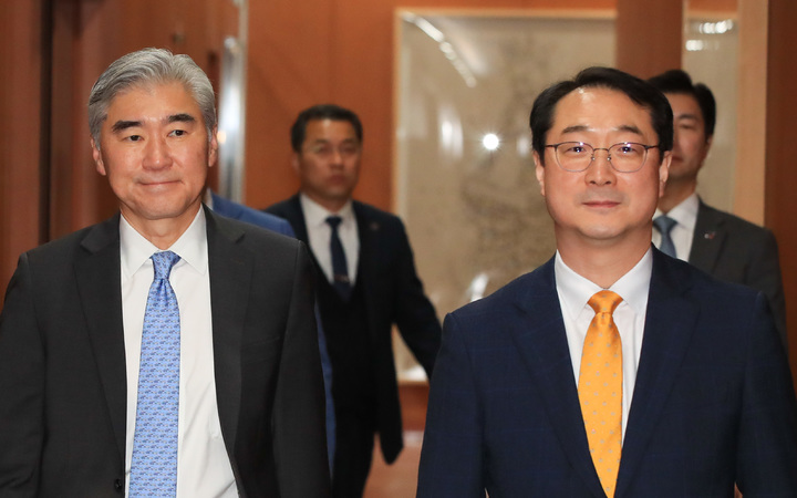 [서울=뉴시스] 김명원 기자 = 성 김 미국 국무부 대북특별대표와 김건 외교부 한반도평화교섭본부장이 한미 북핵수석대표협의를 하기 위해 6일 서울 종로구 외교부 청사내 양자회의장으로 향하고 있다. (공동취재사진) 2023.04.06. photo@newsis.com