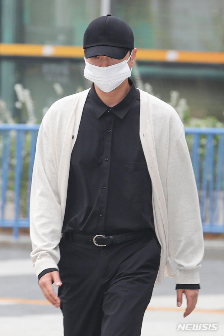 [서울=뉴시스] 권창회 기자 =도로교통법 위반(음주 측정거부) 및 자동차 불법 사용 혐의로 기소된 가수 신혜성이 6일 오전 서울 송파구 서울동부지법에서 열린 1차 공판에 출석하고 있다. 2023.04.06. kch0523@newsis.com