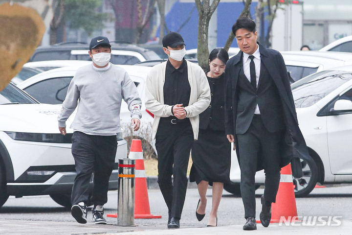 [서울=뉴시스] 권창회 기자 =도로교통법 위반(음주 측정거부) 및 자동차 불법 사용 혐의로 기소된 가수 신혜성이 6일 오전 서울 송파구 서울동부지법에서 열린 1차 공판에 출석하고 있다. 2023.04.06. kch0523@newsis.com