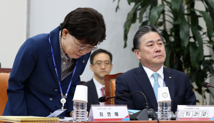 [서울=뉴시스] 이영환 기자 = 최연혜(왼쪽) 한국가스공사 사장이 6일 오전 서울 여의도 국회에서 열린 전기·가스 요금 관련 민당정 간담회에서 참석자 소개에 인사를 하고 있다. 오른쪽은 정승일 한국전력공사 사장.2023.04.06. 20hwan@newsis.com