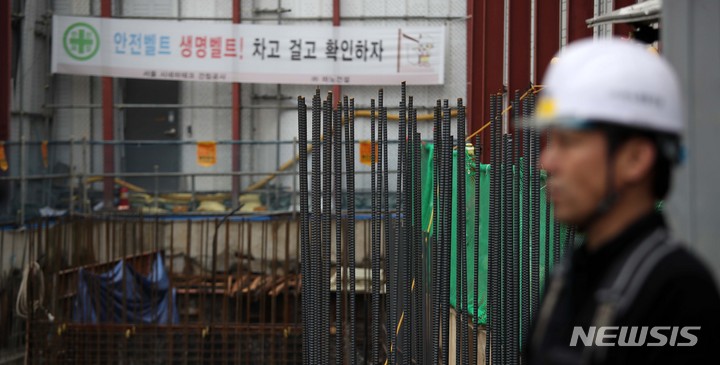 [서울=뉴시스] 김선웅 기자 = 지난달 6일 서울 소재 건설현장의 모습. 해당 기사와 관계 없음. 2023.04.06. mangusta@newsis.com