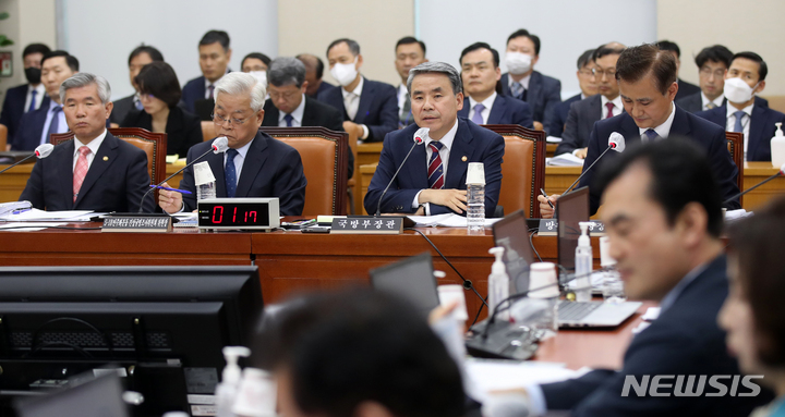 [서울=뉴시스] 고범준 기자 = 이종섭(오른쪽 두번째) 국방부 장관이 6일 오전 서울 여의도 국회에서 열린 국방위원회 전체회의에서 의원 질의에 답변하고 있다. 2023.04.06. bjko@newsis.com