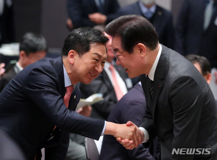 [서울=뉴시스] 배훈식 기자 = 김기현(왼쪽) 국민의힘 대표와 이재명 더불어민주당 대표가 6일 오전 서울 중구 한국프레스센터에서 열린 제67회 신문의날 기념식에 참석해 악수하고 있다. 2023.04.06. dahora83@newsis.com