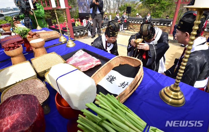 [대구=뉴시스] 이무열 기자 = 6일 오전 대구 수성구 노변동 사직단에서 초헌관으로 나선 김대권 수성구청장이 코로나19 종식과 행복 수성을 기원하는 '수성사직제'를 봉행하고 있다. 2023.04.06. lmy@newsis.com