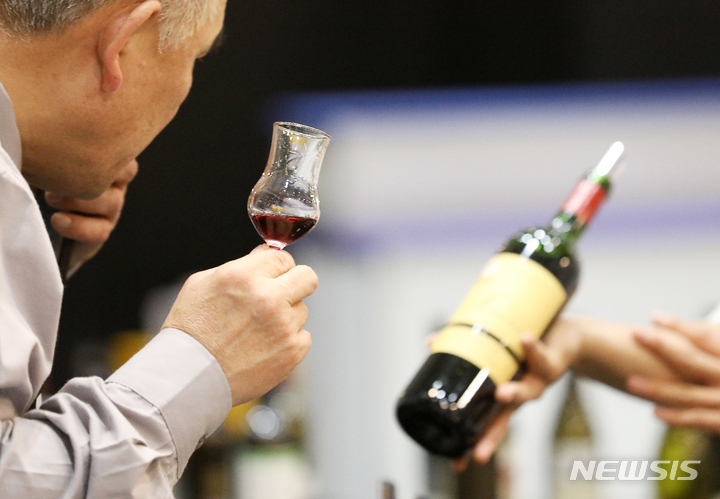 [서울=뉴시스] 12일(현지 시각) 미 의회 전문매체 더힐(THE HILL)는 미국인이 남북전쟁 때 만큼이나 알코올을 많이 소비하고 있다고 보도했다. 203.06.13.