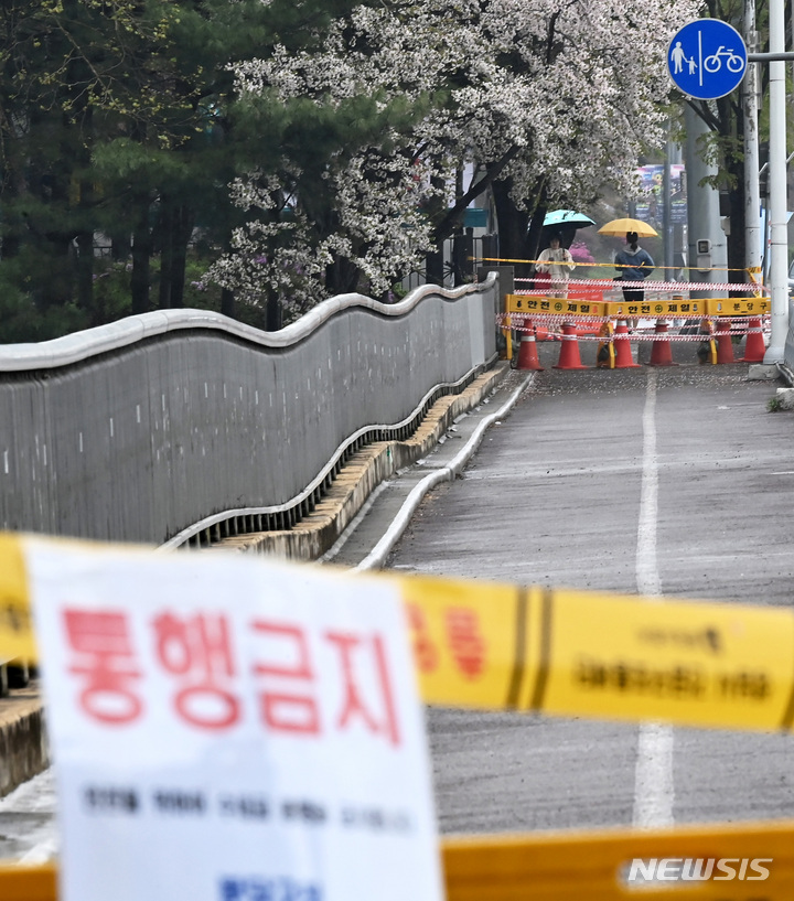 [성남=뉴시스] 김종택 기자 = 6일 경기도 성남시 분당구 수내교 보행로 일부 구간이 침하돼 통제되고 있다. 전날 경기도 성남시 분당구 정자교 보행로가 붕괴해 2명의 사상자가 발생했다. 2023.04.06. jtk@newsis.com