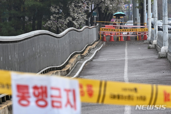 [성남=뉴시스] 김종택 기자 = 6일 경기도 성남시 분당구 수내교 보행로 일부 구간이 침하돼 통제되고 있다. 전날 경기도 성남시 분당구 정자교 보행로가 붕괴해 2명의 사상자가 발생했다. 2023.04.06. jtk@newsis.com