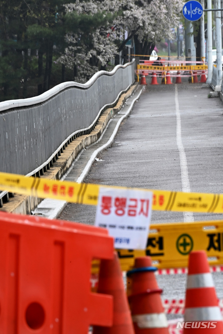 [성남=뉴시스] 김종택 기자 = 6일 경기도 성남시 분당구 수내교 보행로 일부 구간이 침하돼 통제되고 있다. 전날 경기도 성남시 분당구 정자교 보행로가 붕괴해 2명의 사상자가 발생했다. 2023.04.06. jtk@newsis.com