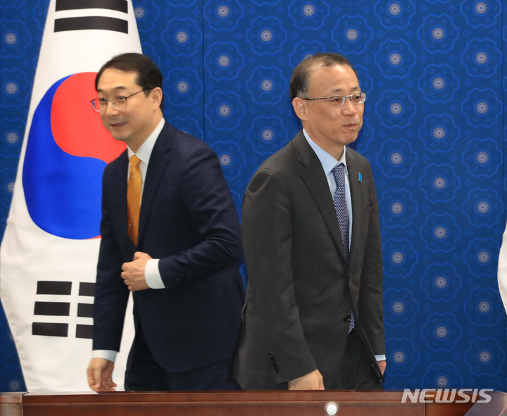 [서울=뉴시스] 배훈식 기자 = 김건(왼쪽) 외교부 한반도평화교섭본부장과 후나코시 다케히로 일본 외무성 아시아·대양주국장이 6일 오후 서울 종로구 외교부에서 열린 한일 북핵수석대표 협의에 참석해 자리로 향하고 있다.(공동취재사진) 2023.04.06. photo@newsis.com