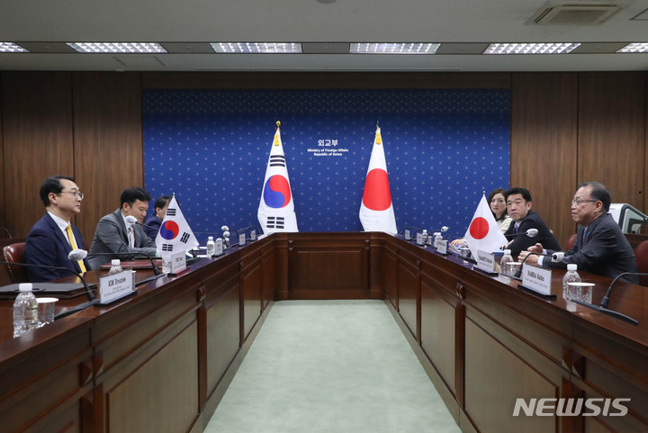 [서울=뉴시스] 배훈식 기자 = 김건(왼쪽) 외교부 한반도평화교섭본부장과 후나코시 다케히로 일본 외무성 아시아·대양주국장이 6일 오후 서울 종로구 외교부에서 한일 북핵수석대표 협의를 하고 있다.(공동취재사진) 2023.04.06. photo@newsis.com