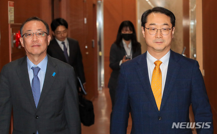 [서울=뉴시스] 배훈식 기자 = 김건(오른쪽) 외교부 한반도평화교섭본부장과 후나코시 다케히로 일본 외무성 아시아·대양주국장이 6일 오후 서울 종로구 외교부에서 열린 한일 북핵수석대표 협의에 참석하고 있다.(공동취재사진) 2023.04.06. photo@newsis.com