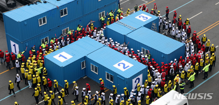 [서울=뉴시스] 김선웅 기자 = 6일 서울 중구 서울경찰청 기동본부에서 경찰 기동대원들이&nbsp; 인파관리 시범 훈련을 하고 있다. 2023.04.06. mangusta@newsis.com