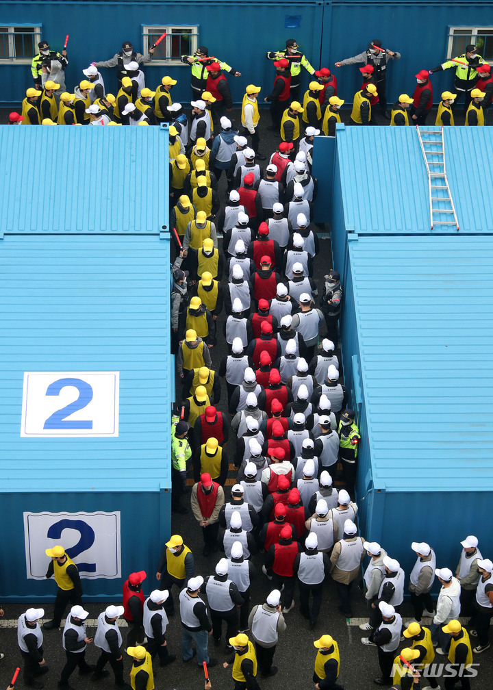 [서울=뉴시스] 김선웅 기자 = 6일 서울 중구 서울경찰청 기동본부에서 경찰 기동대원들이&nbsp; 인파관리 시범 훈련을 하고 있다. 2023.04.06. mangusta@newsis.com