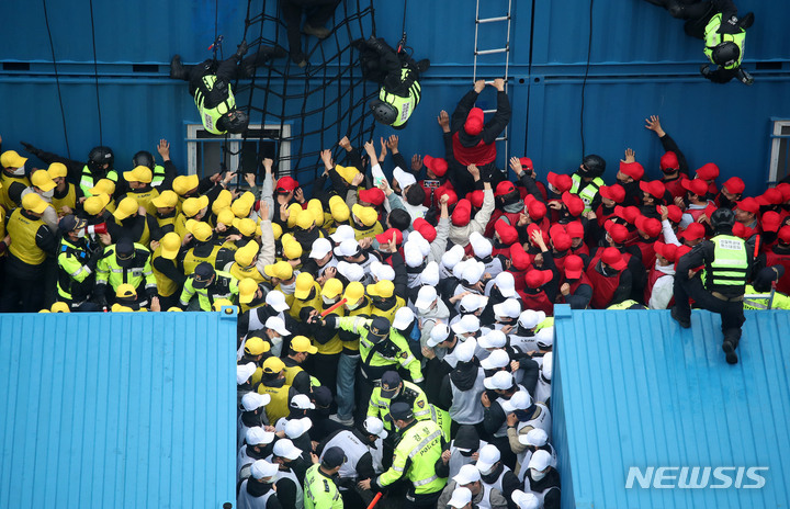 [서울=뉴시스] 김선웅 기자 = 6일 서울 중구 서울경찰청 기동본부에서 경찰 기동대원들이&nbsp; 인파관리 시범 훈련을 하고 있다. 2023.04.06. mangusta@newsis.com
