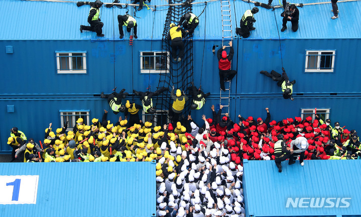 [서울=뉴시스] 김선웅 기자 = 6일 서울 중구 서울경찰청 기동본부에서 경찰 기동대원들이 축제·행사 등 인파가 몰리는 상황을 가정한 인파관리 시범 훈련을 하고 있다. 2023.04.06. mangusta@newsis.com