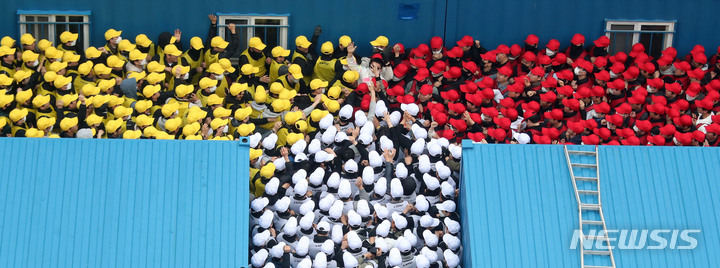 [서울=뉴시스] 김선웅 기자 = 6일 서울 중구 서울경찰청 기동본부에서 경찰 기동대원들이 인파관리 시범 훈련을 하고 있다. 2023.04.06. mangusta@newsis.com