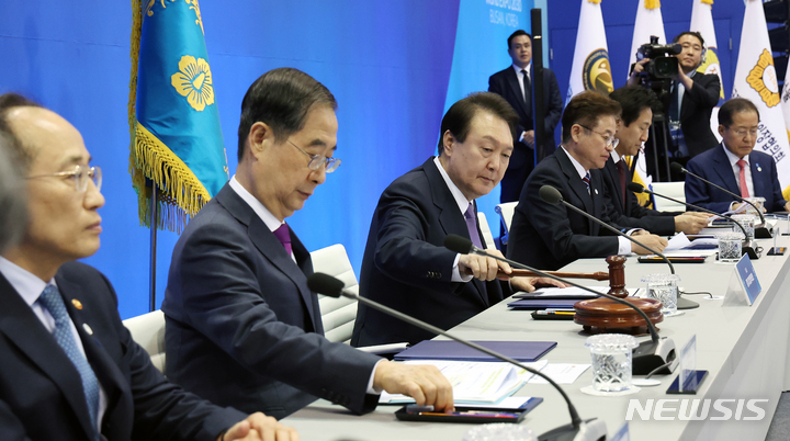 [부산=뉴시스] 전신 기자 = 윤석열 대통령이 6일 부산 벡스코에서 열린 제4회 중앙지방협력회의를 주재하고 있다. (대통령실통신사진기자단) 2023.04.06. photo1006@newsis.com