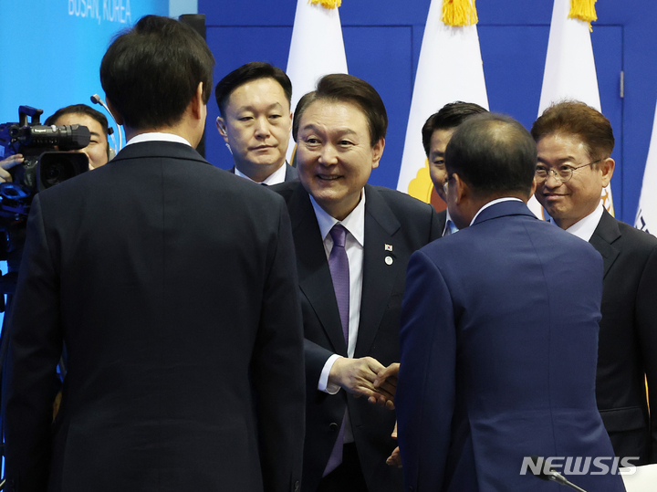 [부산=뉴시스] 전신 기자 = 윤석열 대통령이 6일 부산 벡스코에서 열린 제4회 중앙지방협력회의에 입장하며 오세훈 서울시장, 홍준표 대구시장과 인사하고 있다. (대통령실통신사진기자단) 2023.04.06. photo1006@newsis.com