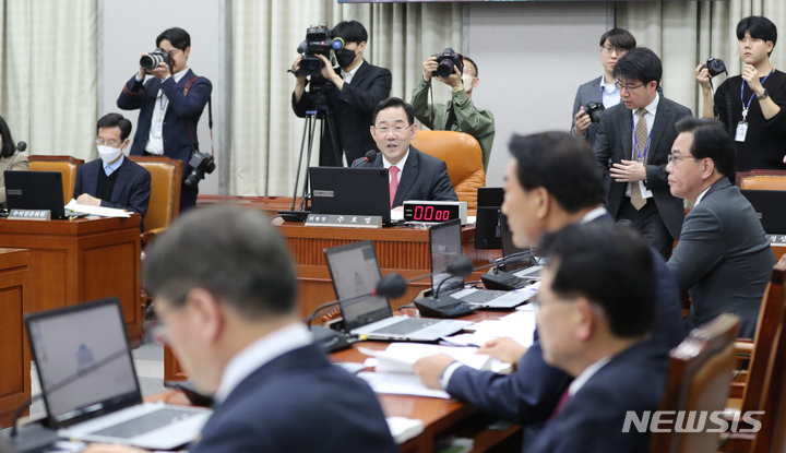 [서울=뉴시스] 전진환 기자 = 주호영 운영위원장이 6일 오후 서울 여의도 국회에서 열린 운영위원회 전체회의에서 발언하고 있다. 2023.04.06. amin2@newsis.com