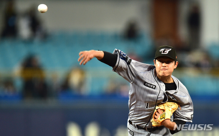 [대구=뉴시스] 이무열 기자 = 6일 오후 대구 삼성라이온즈파크에서 열린 프로야구 신한은행 SOL 2023 KBO리그 삼성 라이온즈와 한화 이글스의 경기, 1회말 한화 선발투수 문동주가 역투하고 있다. 2023.04.06. lmy@newsis.com