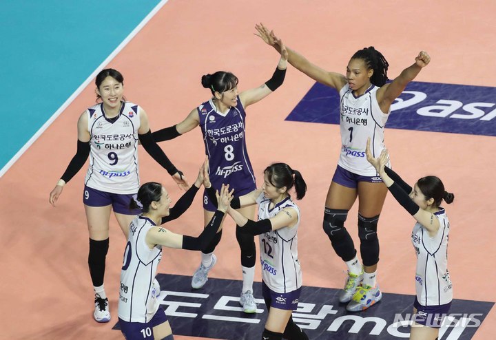 [인천=뉴시스] 김금보 기자 = 6일 오후 인천삼산월드체육관에서 열린 2022~2023 V-리그 여자부 챔피언결정전 5차전 흥국생명과 한국도로공사의 경기, 2세트를 따낸 도로공사 선수들이 기뻐하고 있다. 2023.04.06. kgb@newsis.com