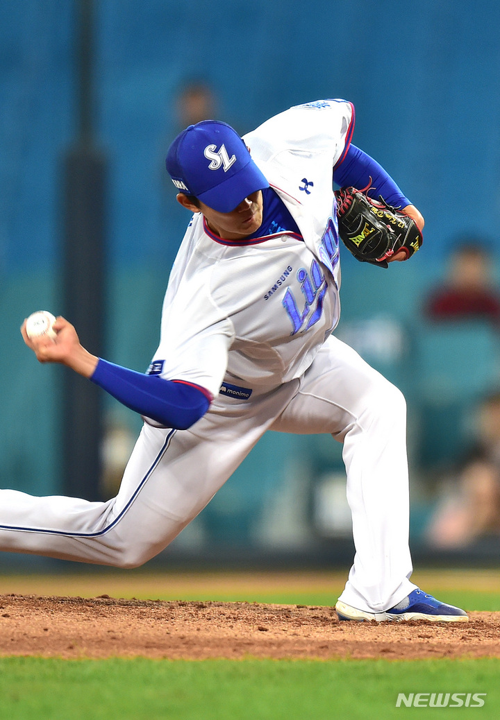 [대구=뉴시스] 이무열 기자 = 6일 오후 대구 삼성라이온즈파크에서 열린 프로야구 신한은행 SOL 2023 KBO리그 삼성 라이온즈와 한화 이글스의 경기, 6회초 교체된 삼성 김대우가 역투하고 있다. 2023.04.06. lmy@newsis.com