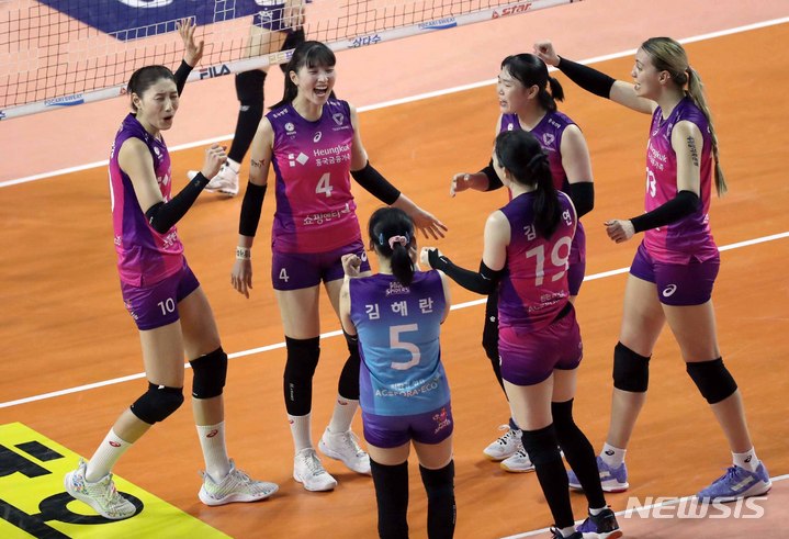 [인천=뉴시스] 김금보 기자 = 6일 오후 인천삼산월드체육관에서 열린 2022~2023 V-리그 여자부 챔피언결정전 5차전 흥국생명과 한국도로공사의 경기, 2세트 흥국생명 선수들이 기뻐하고 있다. 2023.04.06. kgb@newsis.com