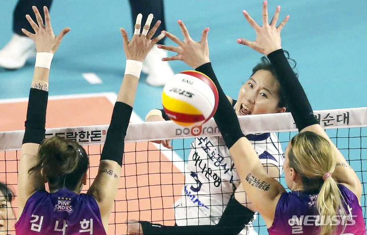 [인천=뉴시스] 김금보 기자 = 6일 오후 인천삼산월드체육관에서 열린 2022~2023 V-리그 여자부 챔피언결정전 5차전 흥국생명과 한국도로공사의 경기, 2세트 도로공사 박정아가 스파이크 하고 있다. 2023.04.06. kgb@newsis.com