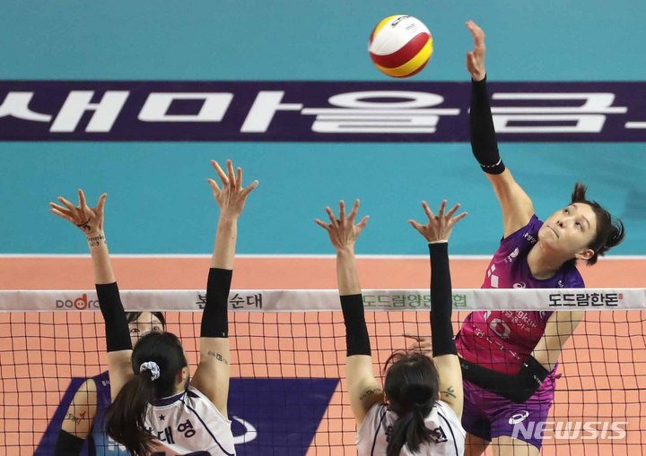 [인천=뉴시스] 김금보 기자 = 6일 오후 인천삼산월드체육관에서 열린 2022~2023 V-리그 여자부 챔피언결정전 5차전 흥국생명과 한국도로공사의 경기, 1세트 흥국생명 김연경이 스파이크 하고 있다. 2023.04.06. kgb@newsis.com