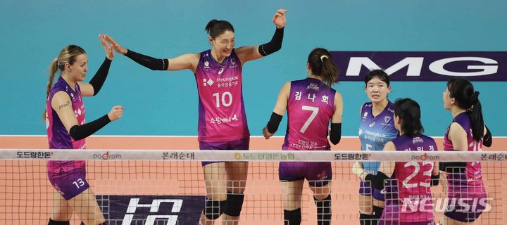 [인천=뉴시스] 김금보 기자 = 6일 오후 인천삼산월드체육관에서 열린 2022~2023 V-리그 여자부 챔피언결정전 5차전 흥국생명과 한국도로공사의 경기, 1세트 흥국생명 선수들이 기뻐하고 있다. 2023.04.06. kgb@newsis.com