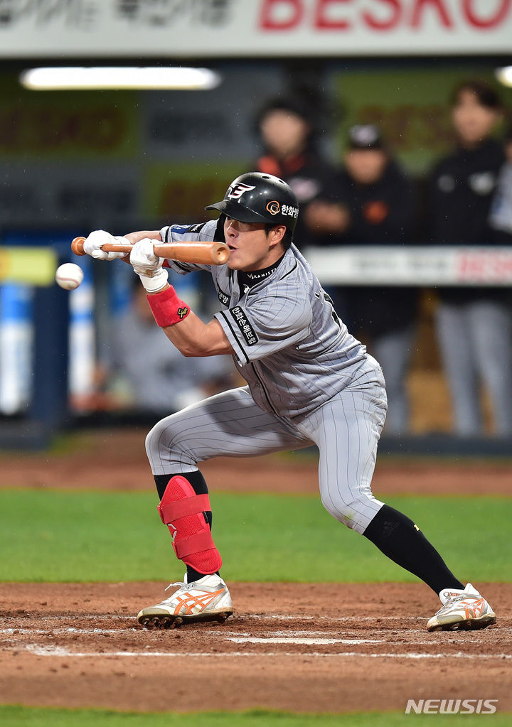 [대구=뉴시스] 이무열 기자 = 6일 오후 대구 삼성라이온즈파크에서 열린 프로야구 신한은행 SOL 2023 KBO리그 삼성 라이온즈와 한화 이글스의 경기, 9회초 무사 1루 상황에서 한화 노수광이 번트를 대고 있다. 2023.04.06.&nbsp; lmy@newsis.com