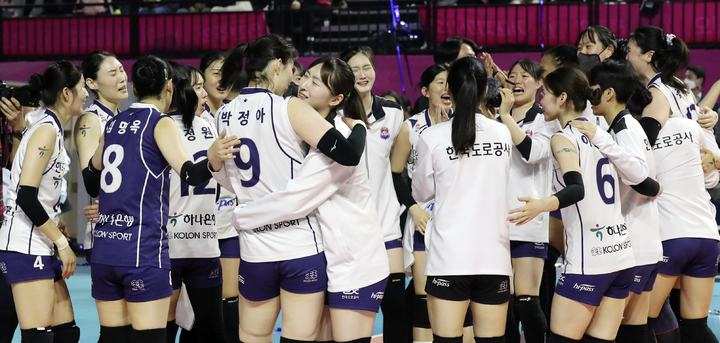 [인천=뉴시스] 김금보 기자 = 6일 오후 인천삼산월드체육관에서 열린 2022~2023 V-리그 여자부 챔피언결정전 5차전 흥국생명과 한국도로공사의 경기에서 승리를 거두며 우승을 차지한 한국도로공사 박정아를 비롯한 선수들이 기뻐하고 있다. 2023.04.06. kgb@newsis.com