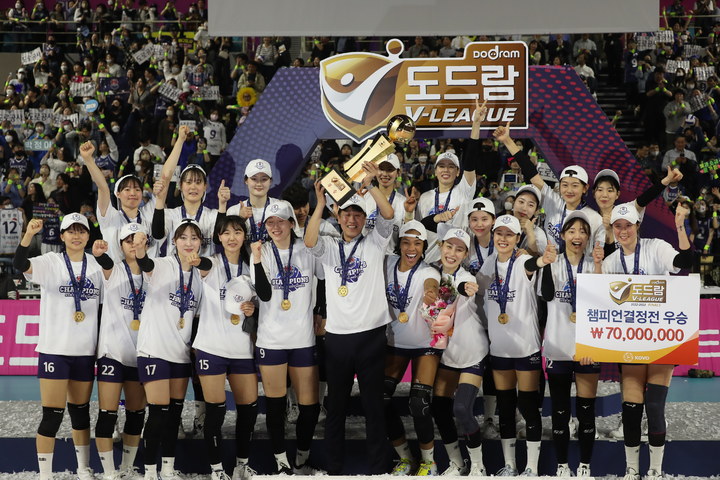 [인천=뉴시스] 김금보 기자 = 6일 오후 인천삼산월드체육관에서 열린 2022~2023 V-리그 여자부 챔피언결정전 5차전 흥국생명과 한국도로공사의 경기에서 승리를 거두며 우승을 차지한 한국도로공사 김종민 감독이 우승트로피를 들고 선수들과 기뻐하고 있다. 2023.04.06. kgb@newsis.com