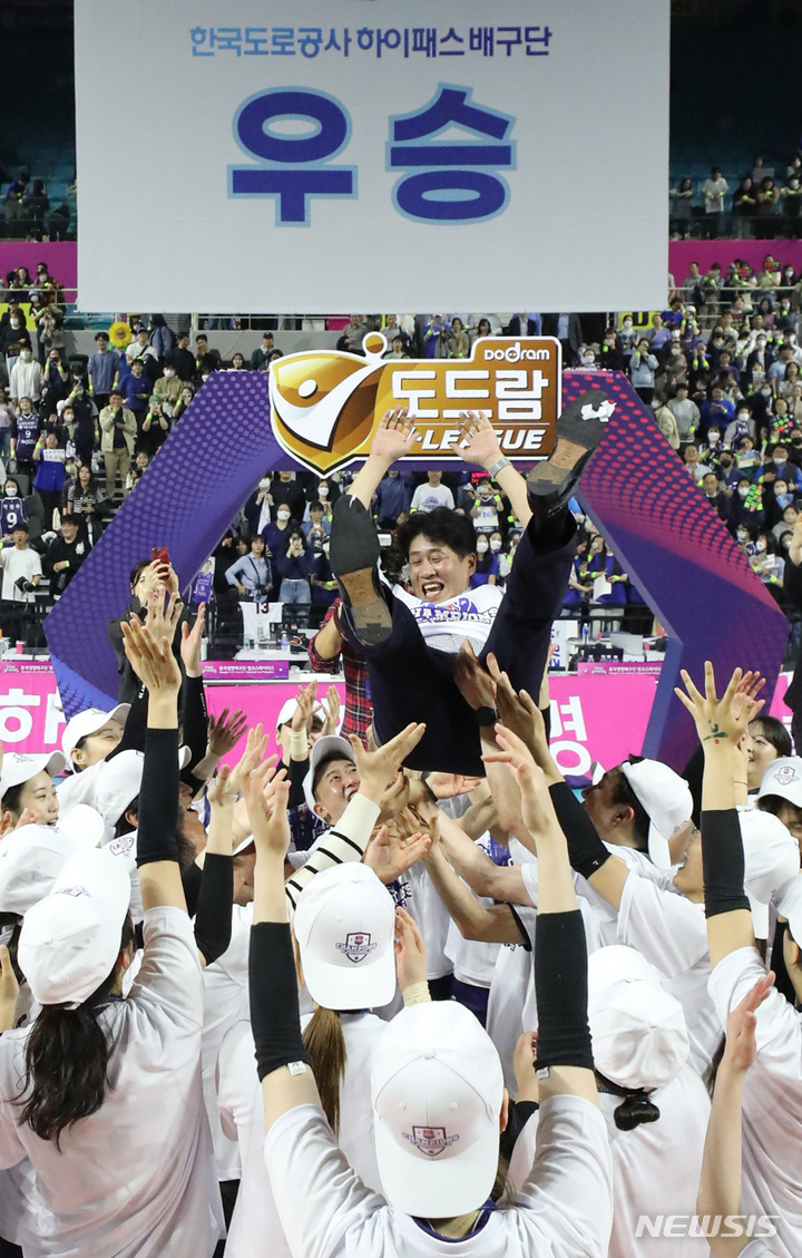 [인천=뉴시스] 김금보 기자 = 6일 오후 인천삼산월드체육관에서 열린 2022~2023 V-리그 여자부 챔피언결정전 5차전 흥국생명과 한국도로공사의 경기에서 승리를 거두며 우승을 차지한 한국도로공사 김종민 감독이 우승 선수들에게 헹가래를 받고 있다. 2023.04.06. kgb@newsis.com