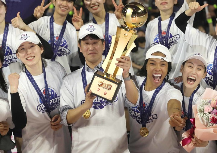 [인천=뉴시스] 김금보 기자 = 6일 오후 인천삼산월드체육관에서 열린 2022~2023 V-리그 여자부 챔피언결정전 5차전 흥국생명과 한국도로공사의 경기에서 승리를 거두며 우승을 차지한 한국도로공사 김종민 감독과 박정아, 켓밸, 배유나가 우승을 자축하고 있다. 2023.04.06. kgb@newsis.com