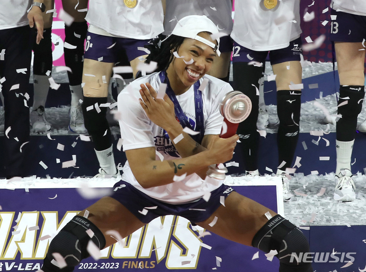 [인천=뉴시스] 김금보 기자 = 6일 오후 인천삼산월드체육관에서 열린 2022~2023 V-리그 여자부 챔피언결정전 5차전 흥국생명과 한국도로공사의 경기에서 우승을 차지한 도로공사 캣벨이 챔스전 MVP를 수상하고 기뻐하고 있다. 2023.04.06. kgb@newsis.com