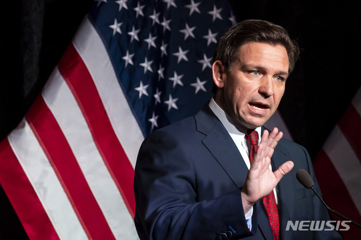 [미시간=AP/뉴시스] 6일(현지시간) 미국 미시간주 미들랜드에서 열린 공화당 조찬 행사에서 론 디샌티스 플로리다 주지사(공화당)가 연설하고 있다. 2023.04.07.