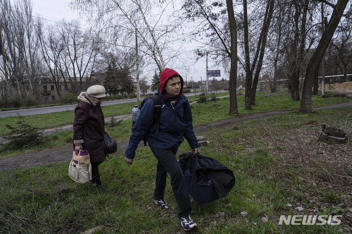 [코스탄티니우카=AP/뉴시스] 6일(현지시간) 우크라이나 도네츠크주 바흐무트 주민들이 소지품을 들고 옆 마을 코스탄티니우카로 대피하고 있다. 2023.04.07.