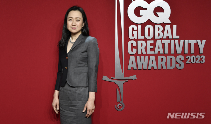 [뉴욕=AP/뉴시스] 소설 '파친코'의 작가 이민진이 2023년 4월 6일(현지 시간) 미국 뉴욕의 워터스트리트 어소시에이트 빌딩에서 열린 GQ 글로벌 크리에이티브 시상식에 참석해 포토타임을 갖고 있다. 2025.12.25.
