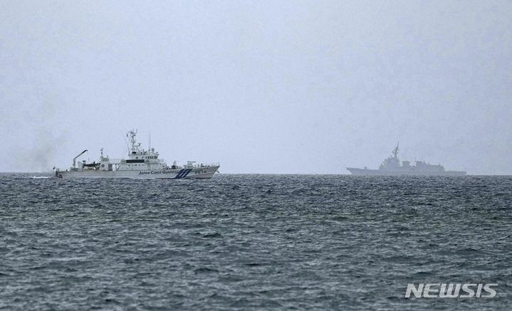 [미야코지마=AP/뉴시스]7일 일본 오키나와현 미야코지마 앞바다에서 해상보안청 선박들이 실종된 육상자위대 헬기를 수색하고 있다. 2023.04.07