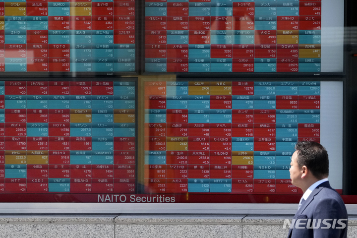 [도쿄=AP/뉴시스]일본 도쿄의 한 증권회사 주식시황판. 2023.06.01. 