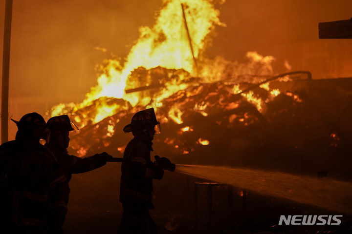 [멕시코시티=AP/뉴시스]&nbsp; 멕시코 중부의 한 마약중독자 재활원에서 6월 1일 새벽에 화재가 발생해 12명이 죽고 3명이 다쳤다고 과나후아토 주 정부가 발표했다.&nbsp; 사진은 수도 멕시코시티의 중앙시장 화재를 진압하는 소방관들의 모습.&nbsp; 2025.06.02. 