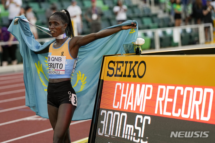 [유진=AP/뉴시스]노라 제루토가 2022 유진 세계육상선수권 여자 3000m 장애물 결선에서 금메달을 차지한 뒤 기념 사진을 찍고 있다. 2022.07.21.
